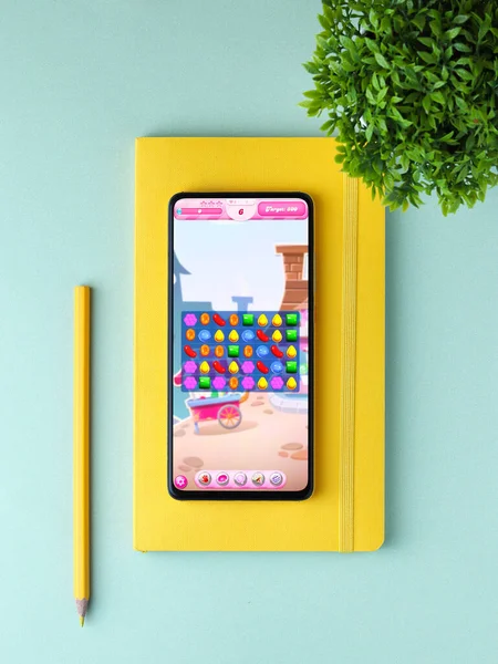 Assam, Hindistan - 11 Ekim 2020: Telefon ekranında Candy Crash logosu.
