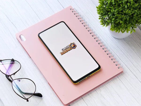 Assam, Hindistan - 11 Ekim 2020: Telefon ekranında Clash Royale logosu.