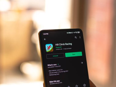 Assam, Hindistan - 11 Ekim 2020: Telefon ekranında yarış logosuna tırman.