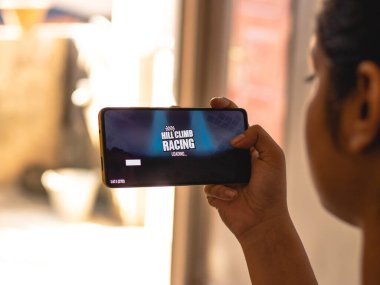 Assam, Hindistan - 11 Ekim 2020: Telefon ekranında yarış logosuna tırman.