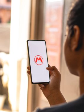 Assam, Hindistan - 11 Ekim 2020: telefon ekranında Super Mario logosu.
