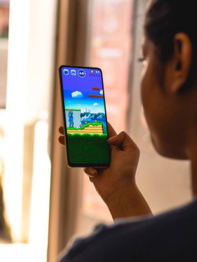 Assam, Hindistan - 11 Ekim 2020: telefon ekranında Super Mario logosu.