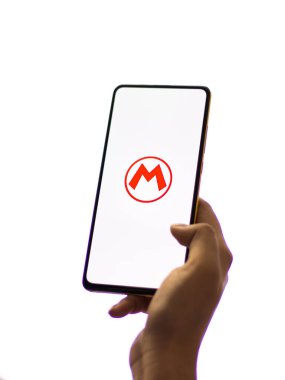 Assam, Hindistan - 11 Ekim 2020: telefon ekranında Super Mario logosu.