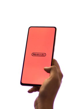 Assam, Hindistan - 11 Ekim 2020: telefon ekranında Super Mario logosu.