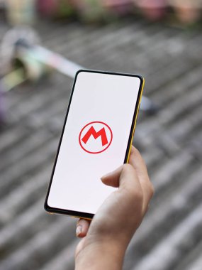 Assam, Hindistan - 11 Ekim 2020: telefon ekranında Super Mario logosu.