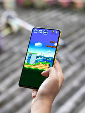 Assam, Hindistan - 11 Ekim 2020: telefon ekranında Super Mario logosu.