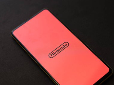 Assam, Hindistan - 11 Ekim 2020: telefon ekranında Super Mario logosu.