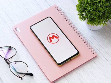 Assam, Hindistan - 11 Ekim 2020: telefon ekranında Super Mario logosu.