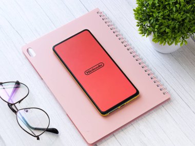 Assam, Hindistan - 11 Ekim 2020: telefon ekranında Super Mario logosu.