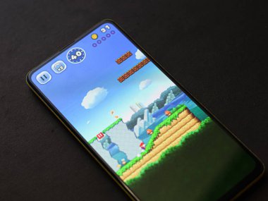 Assam, Hindistan - 11 Ekim 2020: telefon ekranında Super Mario logosu.