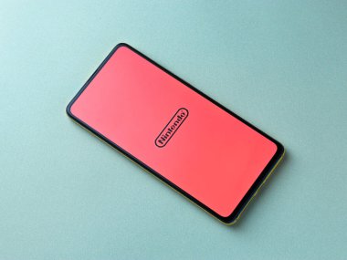 Assam, Hindistan - 11 Ekim 2020: telefon ekranında Super Mario logosu.