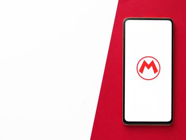 Assam, Hindistan - 11 Ekim 2020: telefon ekranında Super Mario logosu.