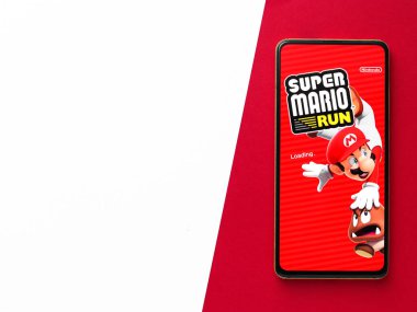 Assam, Hindistan - 11 Ekim 2020: telefon ekranında Super Mario logosu.