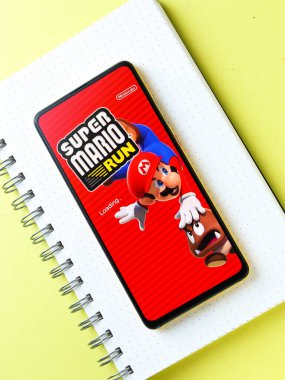 Assam, Hindistan - 11 Ekim 2020: telefon ekranında Super Mario logosu.