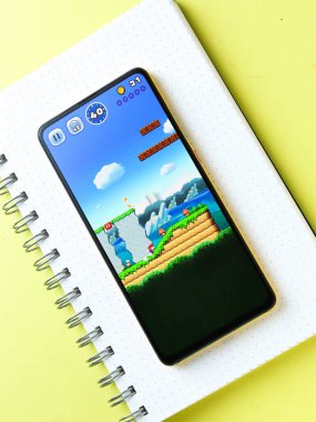 Assam, Hindistan - 11 Ekim 2020: telefon ekranında Super Mario logosu.