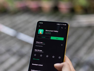Assam, Hindistan - 11 Ekim 2020: Telefon ekranında anıt vadisi logosu.