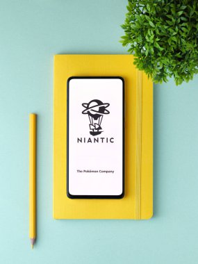 Assam, Hindistan - 11 Ekim 2020: Telefon ekranında Niantik logo.