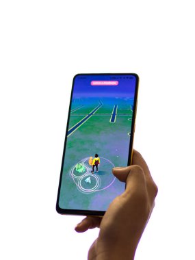 Assam, Hindistan - 11 Ekim 2020: Pokemon telefon ekranı görüntüsünde logo git.