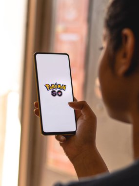 Assam, Hindistan - 11 Ekim 2020: Pokemon telefon ekranı görüntüsünde logo git.