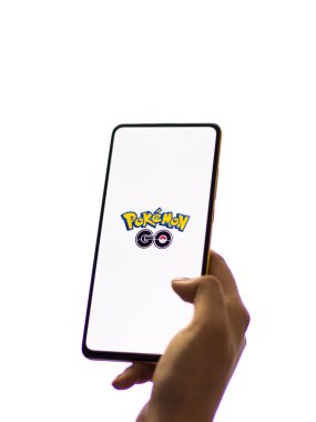 Assam, Hindistan - 11 Ekim 2020: Pokemon telefon ekranı görüntüsünde logo git.