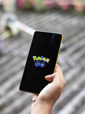 Assam, Hindistan - 11 Ekim 2020: Pokemon telefon ekranı görüntüsünde logo git.