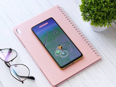 Assam, Hindistan - 11 Ekim 2020: Pokemon telefon ekranı görüntüsünde logo git.