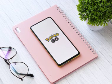 Assam, Hindistan - 11 Ekim 2020: Pokemon telefon ekranı görüntüsünde logo git.