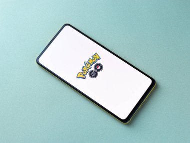 Assam, Hindistan - 11 Ekim 2020: Pokemon telefon ekranı görüntüsünde logo git.