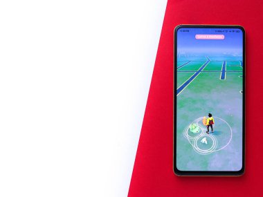 Assam, Hindistan - 11 Ekim 2020: Pokemon telefon ekranı görüntüsünde logo git.