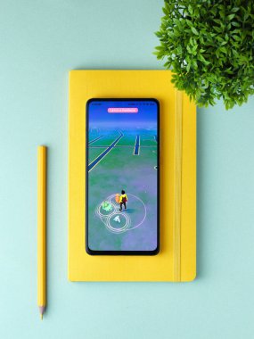 Assam, Hindistan - 11 Ekim 2020: Pokemon telefon ekranı görüntüsünde logo git.