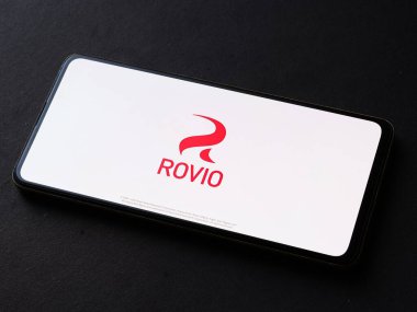 Assam, Hindistan - 11 Ekim 2020: Telefon ekranında Rovio eğlence logosu.