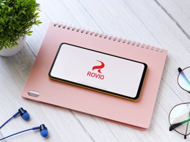Assam, Hindistan - 11 Ekim 2020: Telefon ekranında Rovio eğlence logosu.