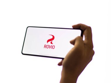 Assam, Hindistan - 11 Ekim 2020: Telefon ekranında Rovio eğlence logosu.