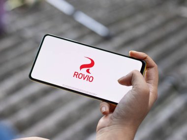 Assam, Hindistan - 11 Ekim 2020: Telefon ekranında Rovio eğlence logosu.