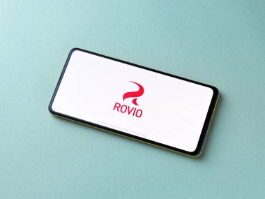 Assam, Hindistan - 11 Ekim 2020: Telefon ekranında Rovio eğlence logosu.