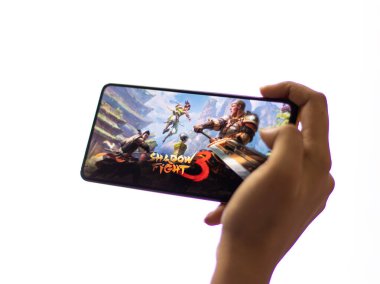 Assam, Hindistan - 11 Ekim 2020: Telefon ekranında 3 logo.