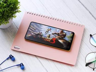 Assam, Hindistan - 11 Ekim 2020: Telefon ekranında 3 logo.