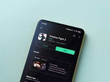 Assam, Hindistan - 11 Ekim 2020: Telefon ekranında 3 logo.