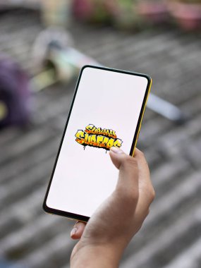 Assam, Hindistan - 11 Ekim 2020: Telefon ekranında metro sörfçüleri logosu.