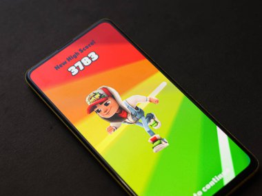 Assam, Hindistan - 11 Ekim 2020: Telefon ekranında metro sörfçüleri logosu.