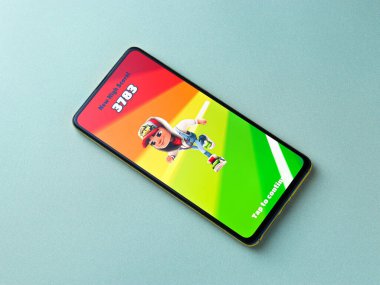 Assam, Hindistan - 11 Ekim 2020: Telefon ekranında metro sörfçüleri logosu.