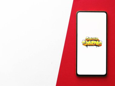 Assam, Hindistan - 11 Ekim 2020: Telefon ekranında metro sörfçüleri logosu.