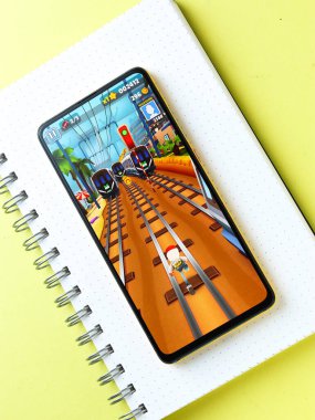 Assam, Hindistan - 11 Ekim 2020: Telefon ekranında metro sörfçüleri logosu.