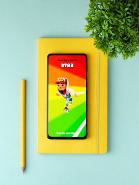 Assam, Hindistan - 11 Ekim 2020: Telefon ekranında metro sörfçüleri logosu.