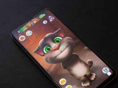 Assam, Hindistan - 11 Ekim 2020: Telefon ekranında konuşan Tom logosu.