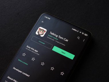 Assam, Hindistan - 11 Ekim 2020: Telefon ekranında konuşan Tom logosu.