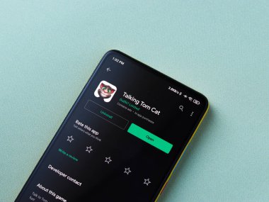 Assam, Hindistan - 11 Ekim 2020: Telefon ekranında konuşan Tom logosu.