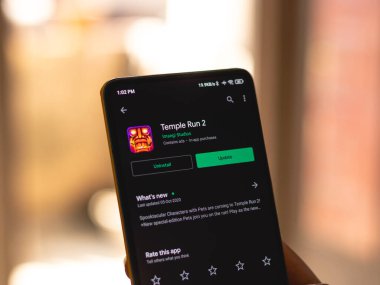 Assam, Hindistan - 11 Ekim 2020: Tapınak telefon ekranında 2 logo çalıştırıyor.