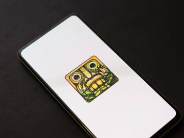 Assam, Hindistan - 11 Ekim 2020: Tapınak telefon ekranında 2 logo çalıştırıyor.