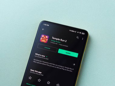 Assam, Hindistan - 11 Ekim 2020: Tapınak telefon ekranında 2 logo çalıştırıyor.